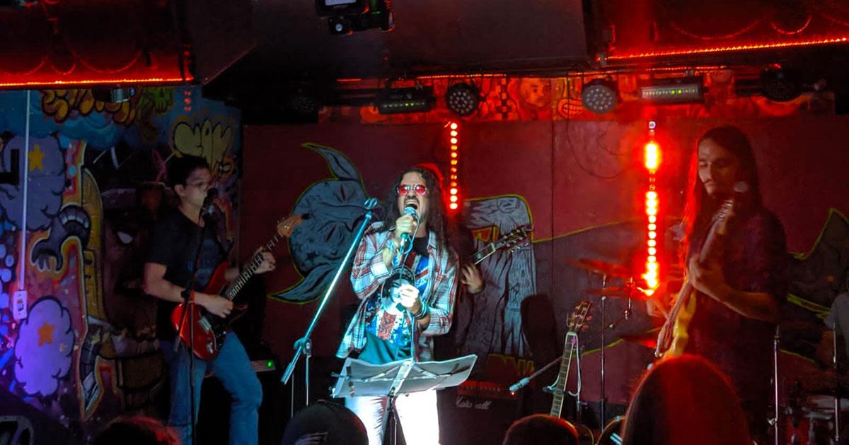 Escenario para músicos de colombia. personas cantando, banda tocando